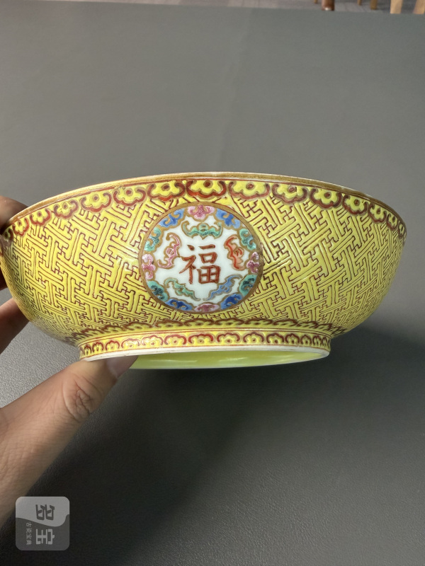 清同治 珊瑚红地粉彩葫芦纹开光福禄寿喜盘（一对） - 图5